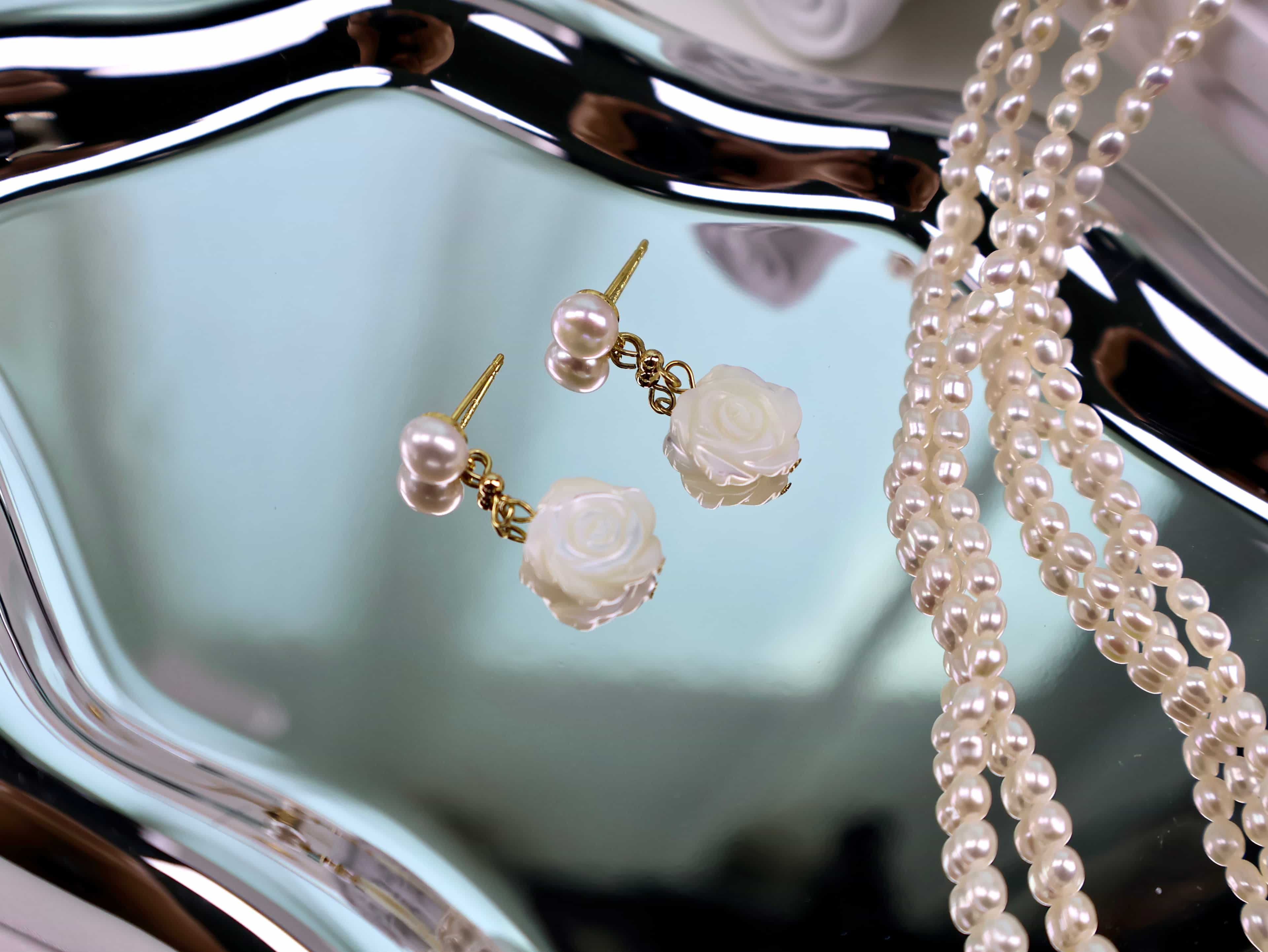 A01 ต่างหูไข่มุก รุ่น Camellia Drop เงินแท้S925 ชุปทอง 18k — alternate view
