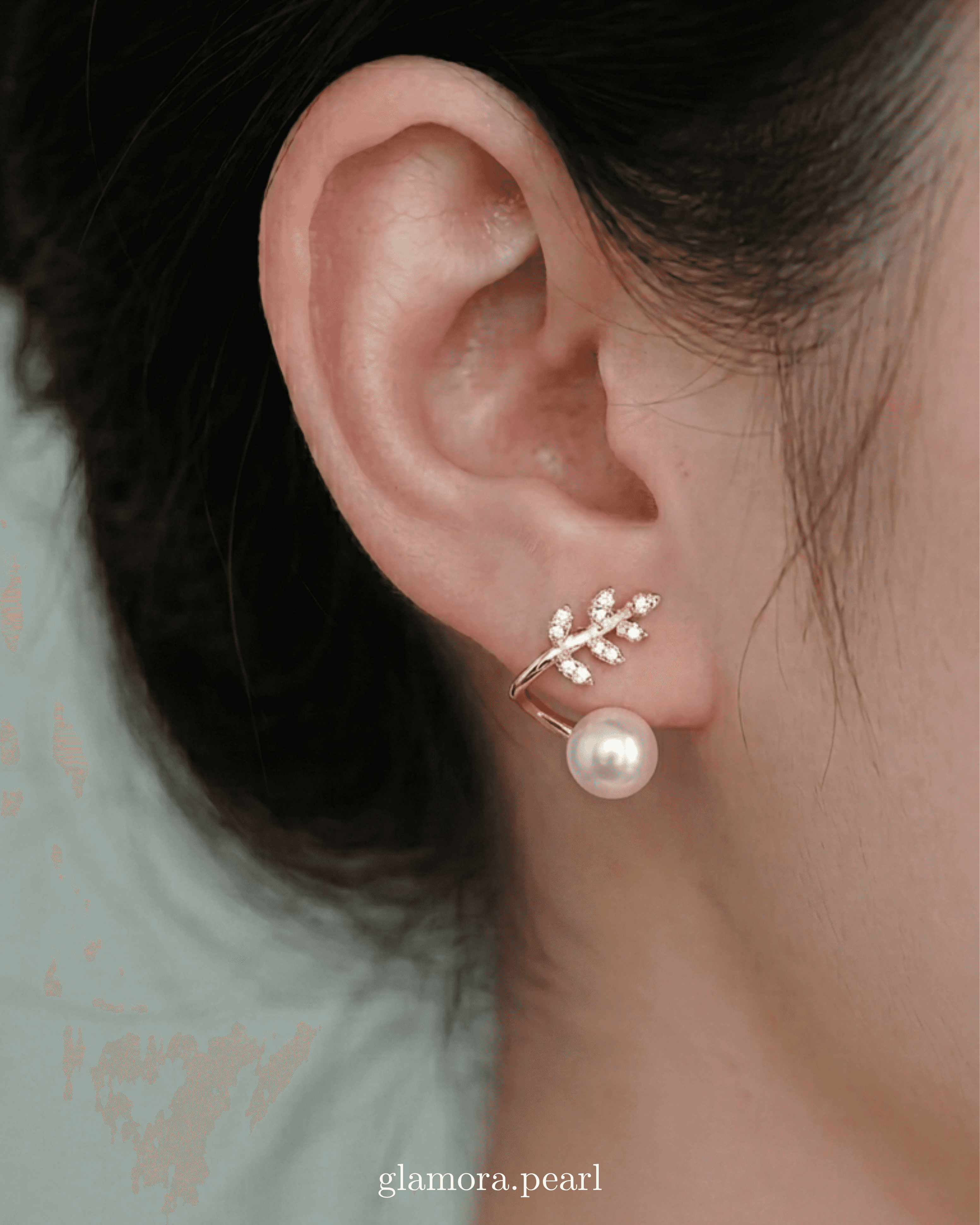 E08 ต่างหูไข่มุกแท้ รุ่น Laurel Pearl ตัวเรือนเงินแท้ชุบทองคำแท้ 18K / ฝังเพชร CZ — alternate view