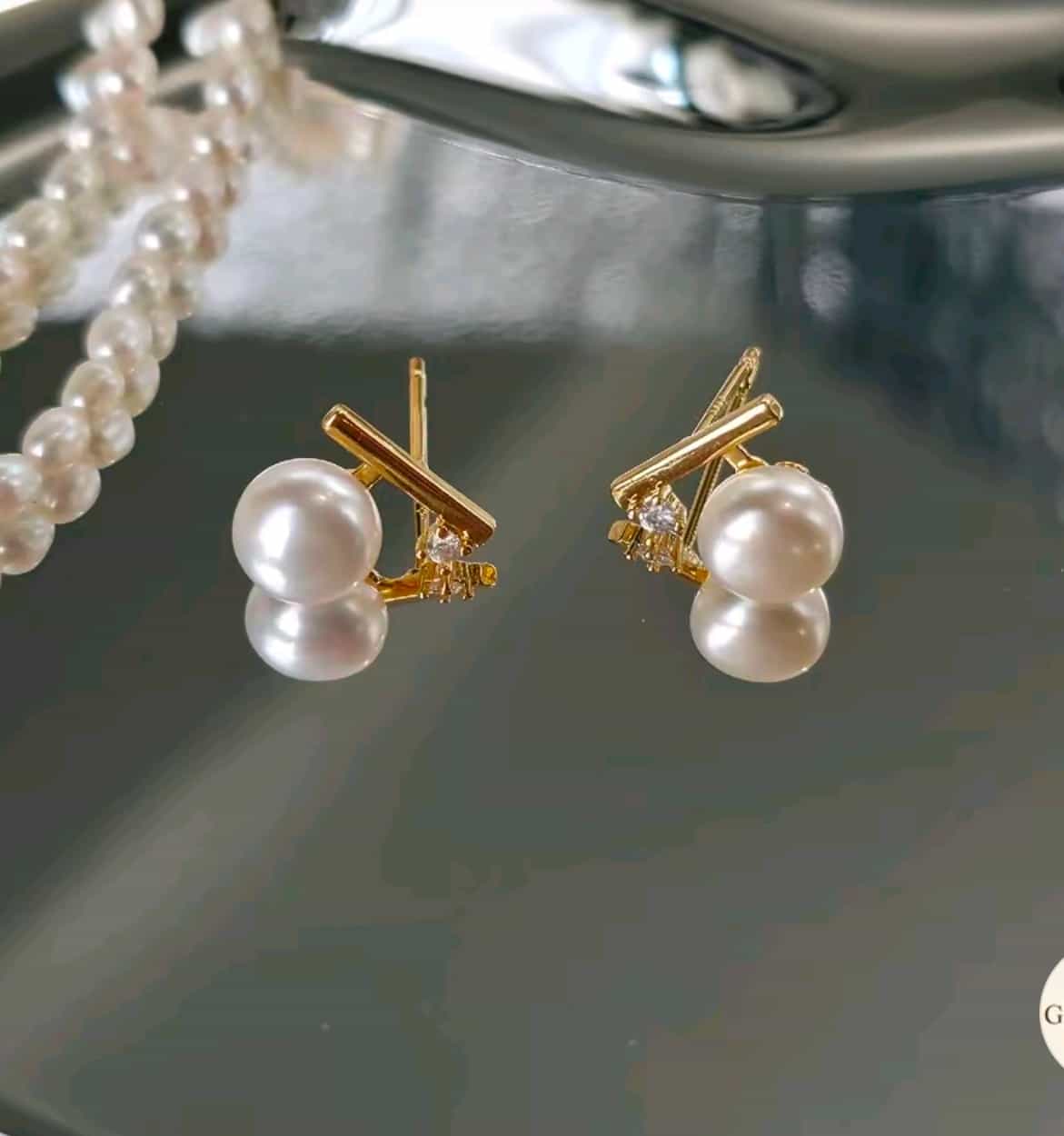 E10 ต่างหูไข่มุกแท้ รุ่น Linea Pearl ตัวเรือนเงินแท้ชุบทองคำแท้ 18K / ฝังเพชร CZ — alternate view